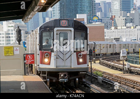 Il numero 7 della metropolitana sopraelevata in trazione la trentatreesima Street Rawson Street station nella città di Long Island, Queens, a New York. Foto Stock