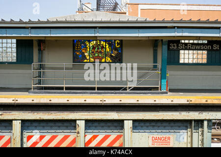 Foto del XXXIII Street Rawson Street station platform lungo l'elevata #7 linea nella città di Long Island, Queens, a New York. Foto Stock