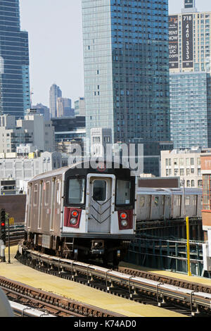 Il Manhattan legato numero 7 della metropolitana sopraelevata tirando fuori della XXXIII Street Rawson Street station nella città di Long Island, Queens, a New York. Foto Stock