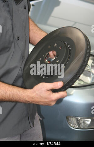 Lavoro meccanico al negozio di riparazioni auto Foto Stock