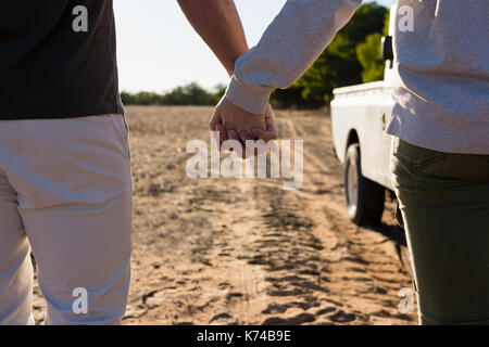 La sezione centrale del giovane tenendo le mani sul paesaggio Foto Stock