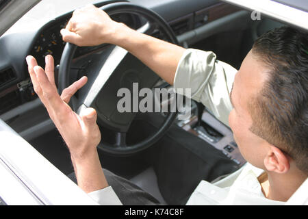 Uomo seduto frustrato nel traffico Foto Stock