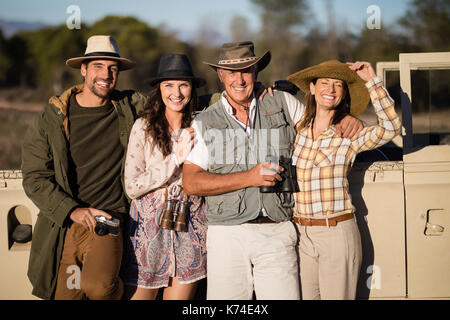 Ritratto di felice amici godendo durante la vacanza di safari in una giornata di sole Foto Stock