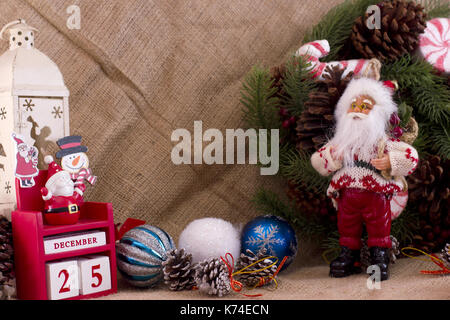 Natale corona di fir con coni e caramelle, santa claus e calandra dicembre 31. Foto Stock