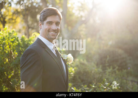 Ritratto di bella sposa in piedi da piante in posizione di parcheggio Foto Stock