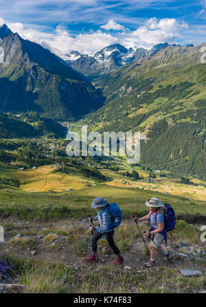 La salvia, Svizzera - due donne escursionismo sulla Haute Route sentiero escursionistico, paesaggio al di sopra di villaggio di la salvia, Canton Vallese. Foto Stock
