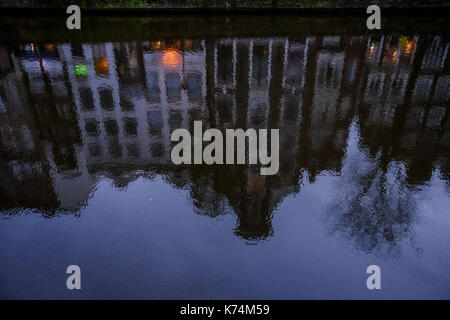 Amsterdam, uno dei migliori tour destinazione in Europa e le case in architettura olandese stile riflette sull'acqua. crepuscolo ora, bel sito Foto Stock