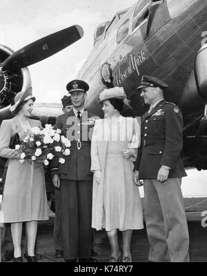 La principessa Elisabetta, re Giorgio VI e la Regina Elisabetta con US Army Air Forces Lt Gen James Doolittle (l-r) alla cerimonia di battesimo di Boeing B-17 bombardiere 'Rosa di York' dalla giovane principessa, Inghilterra, 7/6/1944. Foto Stock