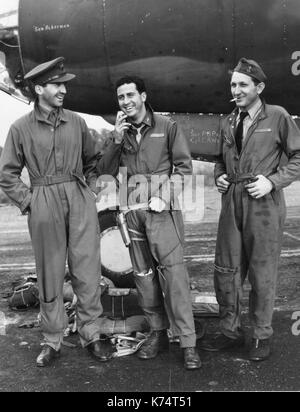 CBS newsman Edward R Murrow (sinistra) è mostrato dopo il suo ritorno dal suo quarto Marauder Missione di Francia con Lt Col Harry G. Hankey (centro), gruppo vice comandante e Gene Rider, CBS tecnico (a destra), Inghilterra, 1943. Foto Stock