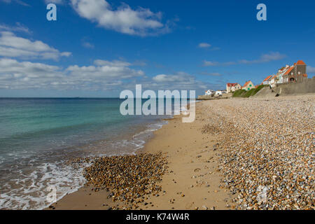 Audresselles (Francia settentrionale): spiaggia di ghiaia e il villaggio lungo il 'Côte d'Opale' coast Foto Stock