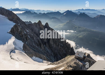 Vista panoramica dalla stazione superiore Punta Helbronner, in fondo al Rifugio Torino, massiccio del Monte Bianco, vista panoramica su Foto Stock