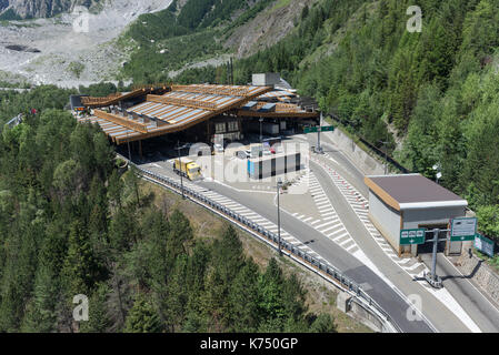 Mont-Blanc tunnel, stazione di pedaggio e tunnel entrata sul lato italiano, vista aerea, Courmayeur Valle d' Aosta, autonoma Foto Stock