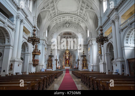 Navata centrale con altare maggiore, nuova chiesa parrocchiale di S. Margherita, Chiesa di S. Margherita, Sendling, Monaco, Baviera, Germania Foto Stock