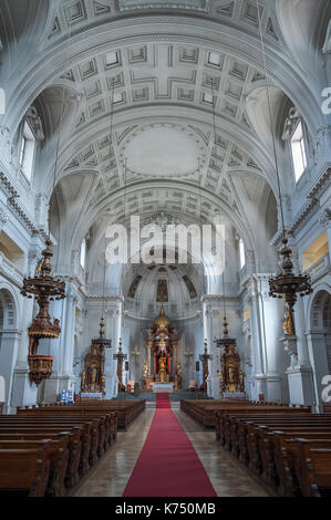 Navata centrale con altare maggiore, la nuova chiesa parrocchiale di st. Margaret, margaretenkirche, Sendling, Monaco di Baviera, Germania Foto Stock