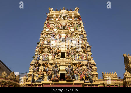 Il complesso gopuram torre di nuovo kathiresan tempio indù in pettah distretto di Colombo, Sri lanka. Foto Stock