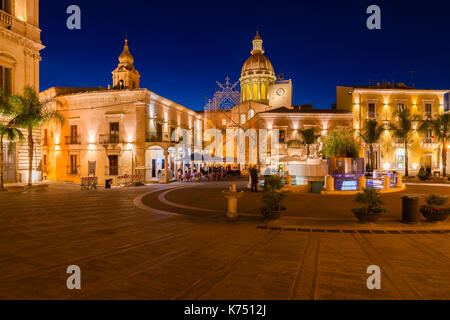 Piazza fonte diana, la chiesa madre di santa maria delle stelle, Vista notte, comiso Provincia di RAGUSA, SICILIA, ITALIA Foto Stock