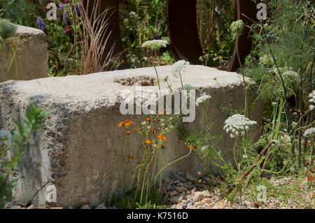 Grandi rifiuti industriali in blocchi di cemento in Brownfield metamorfosi - giardino alla RHS Hampton Court Palace Flower Show 2017 Foto Stock