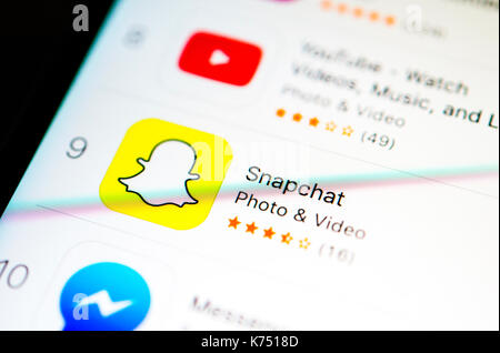 Snapchat app nell'app Apple Store, instant messenger, servizio web sociale, app, visualizzazione su uno schermo da un telefono cellulare Foto Stock