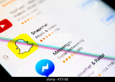 Snapchat e facebook messenger app nell'app Apple Store, instant messenger service, rete sociale, app-icona, visualizzare su un Foto Stock