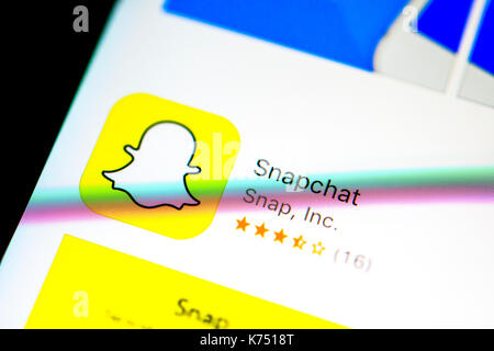 Snapchat app nell'app Apple Store, instant messenger, servizio web sociale, app, visualizzazione su uno schermo da un telefono cellulare Foto Stock