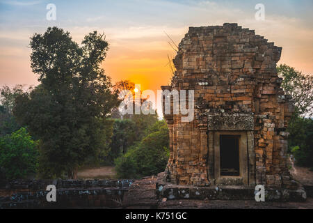 I resti di un tempio al tramonto, pre rup tempio, il parco archeologico di Angkor, provincia di siem reap, Cambogia Foto Stock