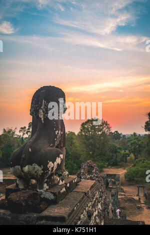 Lion figura come custode, tempio rovina al tramonto, pre rup tempio, il parco archeologico di Angkor, provincia di siem reap, Cambogia Foto Stock