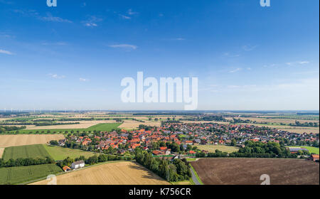 Viiew aeree di un piccolo villaggio in Germania, vicino a Hildesheim Foto Stock