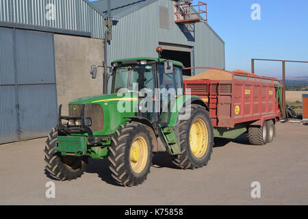 John Deere 6520 trattore e rimorchio Foto Stock