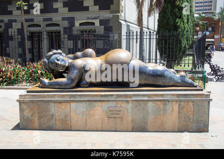 Mujer con espejo scultura, Botero Plaza, Medellin, Colombia Foto Stock