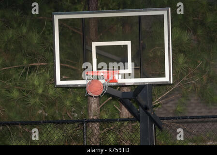 La pallacanestro di entrare nella rete Foto Stock