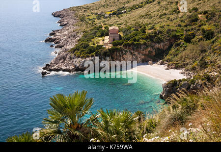 Una spiaggia chiamata la Tonnarella dell'Uzzo in naturale dello zingaro Park nel nord della Sicilia vicino alla città di San Vito lo Capo, Italia Foto Stock