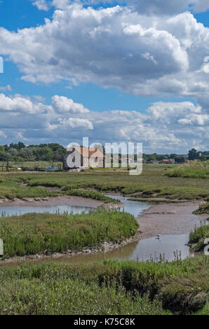 Una vista attraverso le paludi e le insenature a Thornham Harbour, un resort per vacanze sulla Costa North Norfolk, Regno Unito Foto Stock