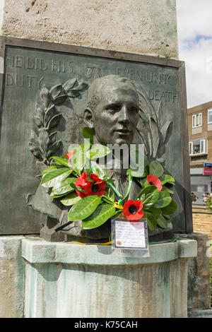 Busto di eroe locale Edgar Mobbs decorato da una ghirlanda di papavero per contrassegnare 100 anni dalla sua morte nella battaglia di Passchendale; Northampton, Regno Unito Foto Stock