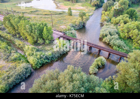 Vista aerea del traliccio ferroviario su un fiume (cache la poudre river in Fort Collins, Colorado) Foto Stock