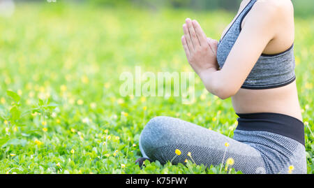 Ritratto di stupendo giovane donna a praticare yoga park- relax nella natura Foto Stock