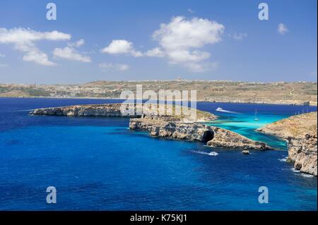 Malta e Comino Isola, Comino, laguna blu e il Cristal Laguna, barca in laguna Foto Stock