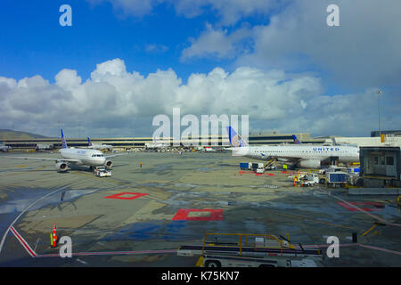 San Francisco, California - 13 aprile 2014: United Airlines aerei al terminal 3 dell'aeroporto internazionale di San Francisco. Foto Stock