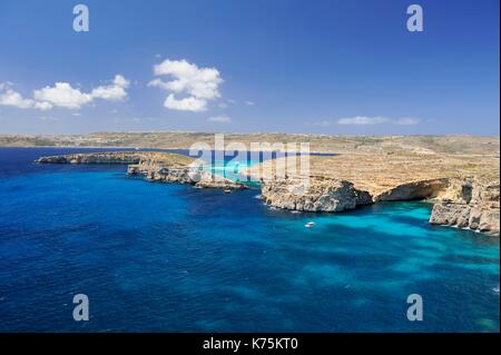 Malta e Comino Isola, Comino, laguna blu e il Cristal Laguna, barca in laguna Foto Stock