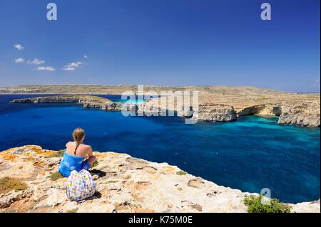 Malta e Comino Isola, Comino, laguna blu e il Cristal Laguna, giovane donna ammirando la vista Foto Stock