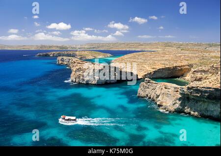 Malta e Comino Isola, Comino, laguna blu e il Cristal Laguna, barca in laguna Foto Stock