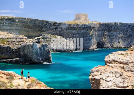 Malta e Comino Isola, Comino, Cristal Laguna, dominato dalla Sainte Marie torre costruita nel 1618 sulla decisione di Alof de Wignacourt Gran Maestro dell Ordine di San Giovanni di Gerusalemme Foto Stock