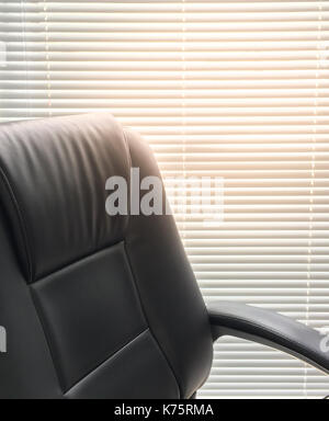 Camera boss concetto, boss del poltrona con otturatore e la luce del sole in background Foto Stock