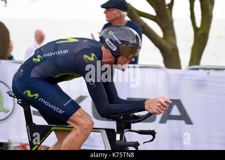 Rory Sutherland di Movistar corre nella fase 5 dell'OVO Energy Tour of Britain Tendring Time Trial, Clacton, Essex Foto Stock