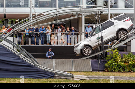 Il land rover experience stand dando dimostrazione giostre al pubblico in una scoperta presso il 2017 Goodwood Festival of Speed, sussex, Regno Unito. Foto Stock