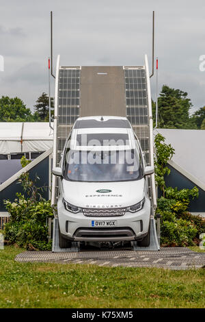 Il land rover experience stand dando dimostrazione giostre al pubblico in una scoperta presso il 2017 Goodwood Festival of Speed, sussex, Regno Unito. Foto Stock