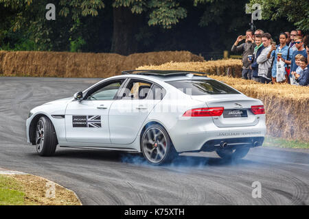 2017 jaguar xe s fornisce un controllo e manipolazione di dimostrazione presso il 2017 Goodwood Festival of Speed, sussex, Regno Unito. Foto Stock