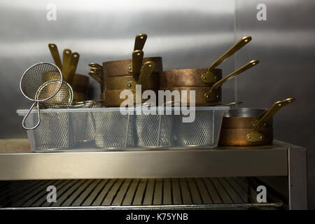 Close-up di utensili di cucina presso il ristorante Foto Stock