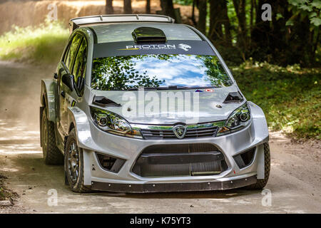 2017 proton iriz r5 rally auto con autista oliver mellors al 2017 goodwwod festival della velocità, sussex, Regno Unito. Foto Stock