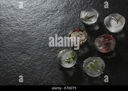 Close-up di aromatizzati cubetti di ghiaccio con spezie Foto Stock