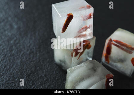 Close-up di aromatizzati cubetti di ghiaccio con spezie Foto Stock